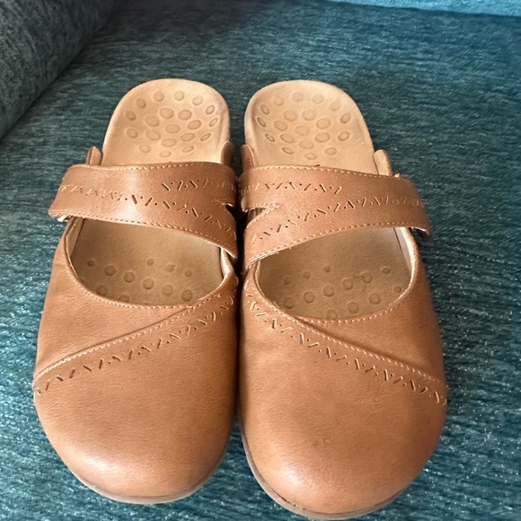 Vionic Clogs - Picture 4 of 6